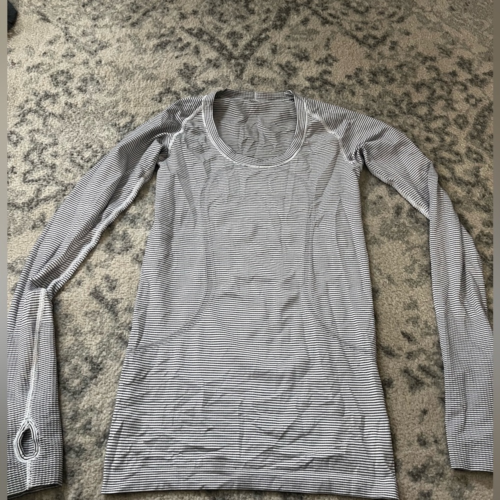 Lululemon Swiftly Tech Long Sleeve size 4